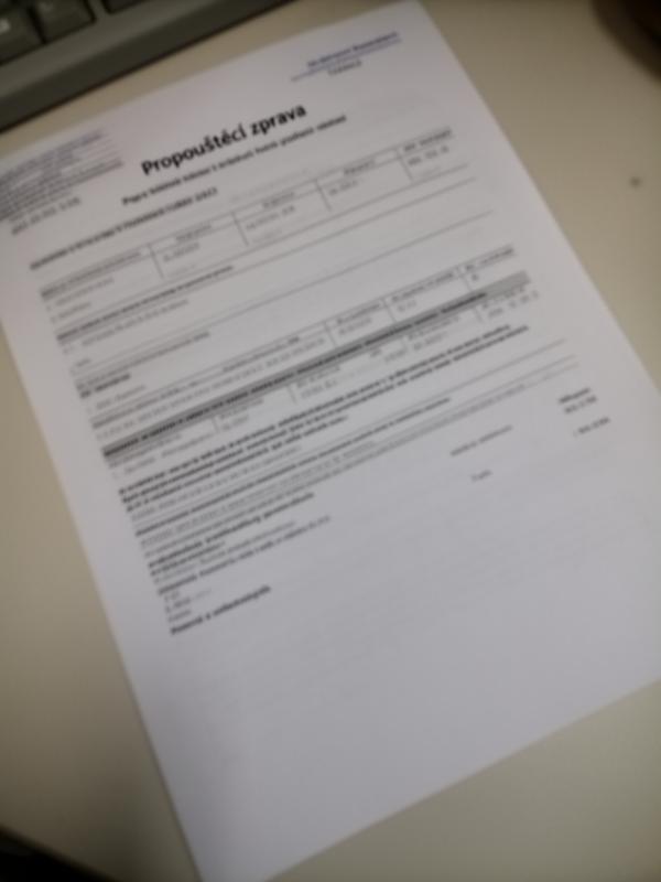 Papírová lékařská zpráva vyfocená telefonem